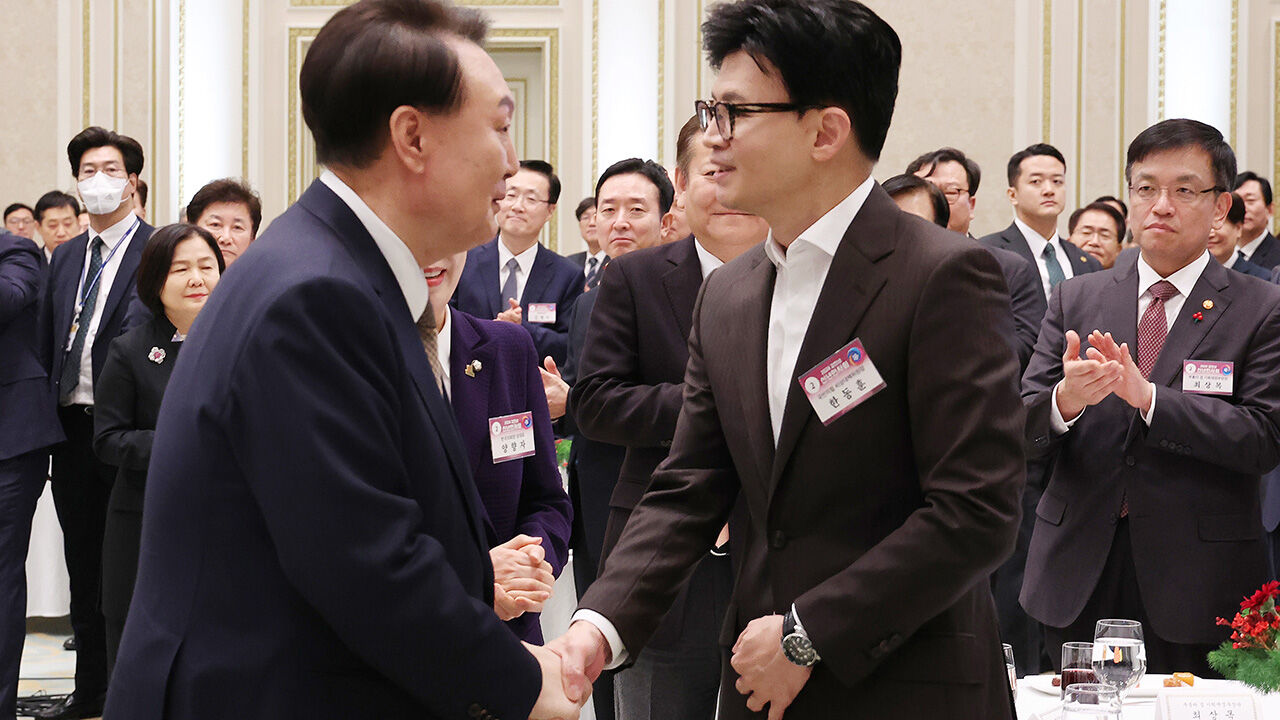 한동훈 위원장과 인사하는 윤석열 대통령 (사진=연합뉴스)
