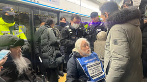 '오이도역 사고 23주기' 전장연 지하철 탑승 시위&hellip;2명 체포