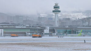눈보라 몰아친 제주공항 항공편 90여 편 결항