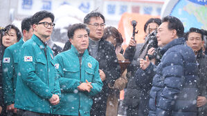 민주 "윤 대통령과 한동훈, 서천 화재현장을 무대 취급"