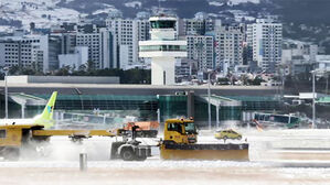 제주공항 "제설작업으로 오전 10시까지 활주로 운영 중단"