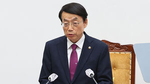 '5&middot;18 폄훼' 논란 인천시의회 의장 불신임안 가결&hellip;의장직 박탈