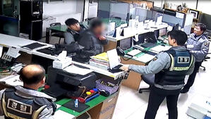 흉기 들고 지구대서 난동 부린 50대, '유단자 경찰'이 제압