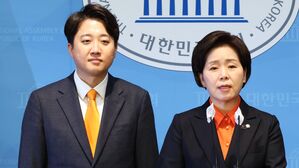 [영상] "개혁신당이 한국의희망입니다"&hellip;주황색 맞춰입고 합당 선언한 이준석-양향자