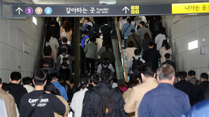 출근길 김포골드라인 한때 운행 중단&hellip;승객들 어지럼증 호소