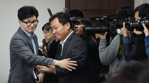 한동훈, 김 여사 논란에 "입장 변화 없다"&hellip;김경율 사퇴론도 일축