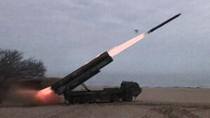 밖으로 '불화살' 미사일 발사&hellip;북한 안에선 생필품 비상