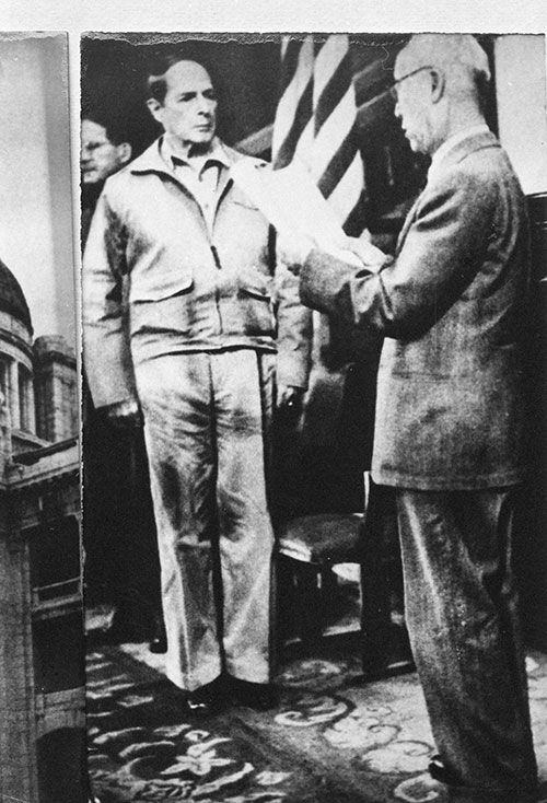 1950년 맥아더 장군에게 무공훈장 수여하는 이승만 대통령 (사진=국가기록원 제공, 연합뉴스)