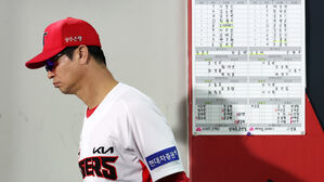 [단독] KIA 김종국 감독&middot;장정석 전 단장, 후원업체서 '뒷돈' 받은 혐의