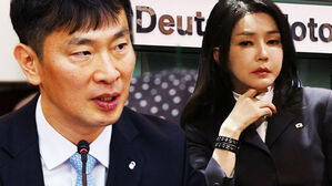 [영상] '김건희 주가 조작' 질문 중 끼어든 이복현 금감원장&hellip;"지난 정부가 봐주기 했다는 주장 아닙니까?"