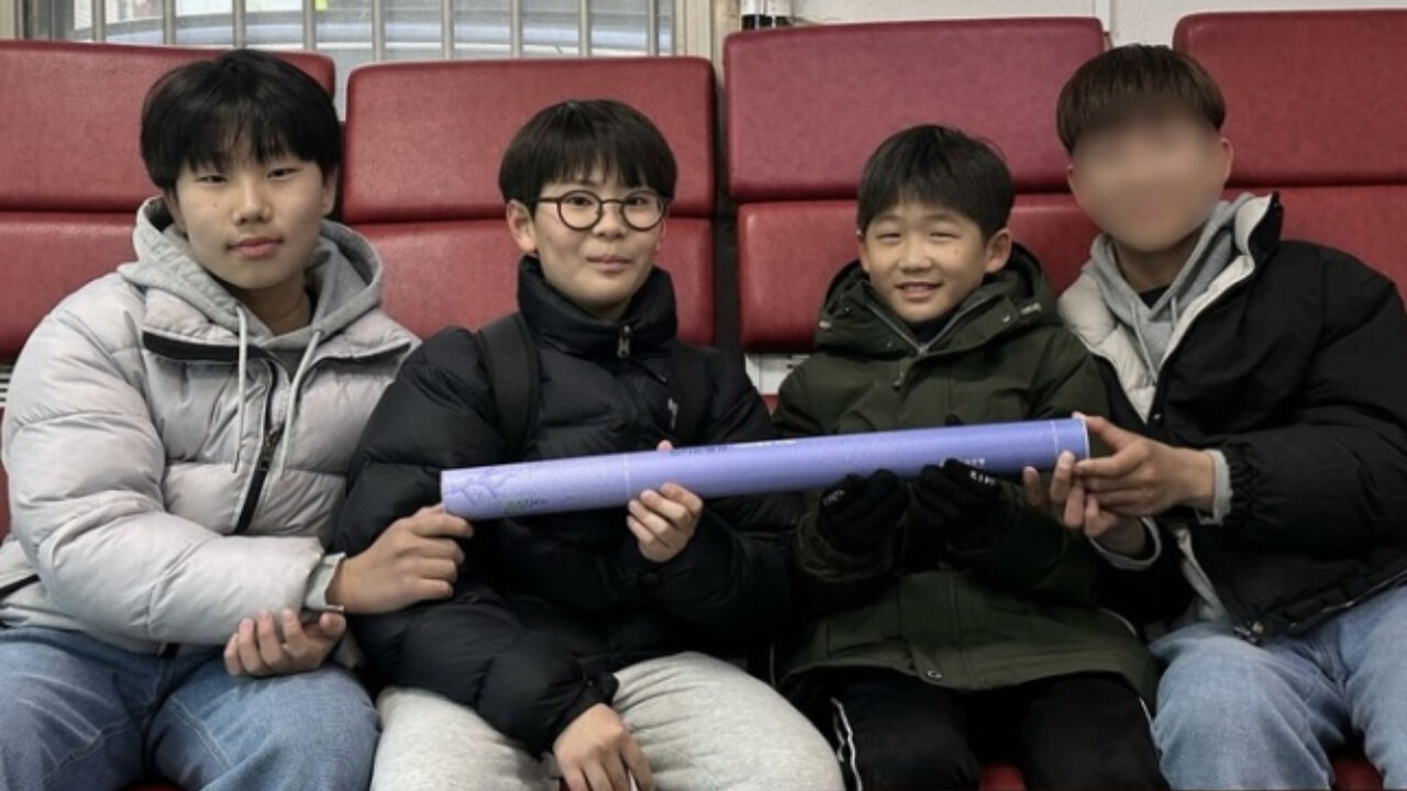 학생들이 화단에서 발견한 기다란 지관통을 들고 있는 모습. 왼쪽부터 오현승(14)·임하준(13)·복재형(13)·김아무개(14)군.
