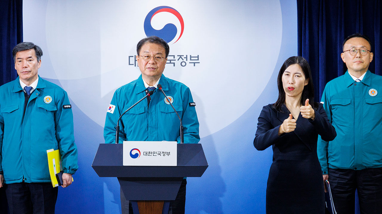 이태원 참사 특별법 관련 정부 입장과 피해지원 종합 대책을 설명하고 있는 방기선 국무조정실장