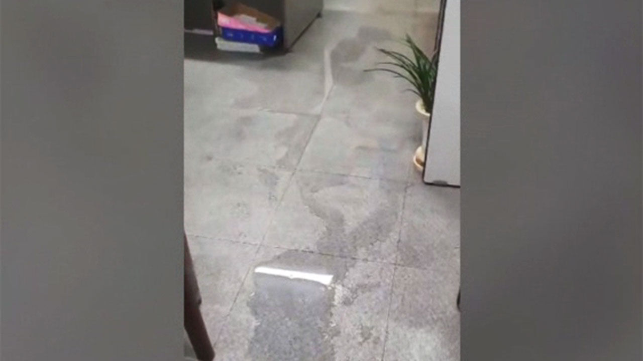 서울의 한 재개발 공사 현장 건물 철거 작업으로 인한 전통시장 상가 피해