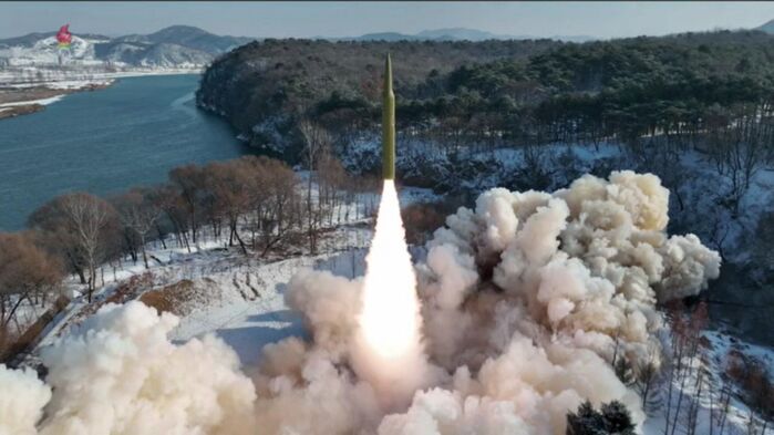 북한은 1월 14일 '극초음속 중장거리 고체연료 미사일'을 발사했다.