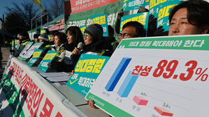 "10년 후 1만 5천 명 부족"&hellip;의대 정원 2천 명 이상 늘릴까