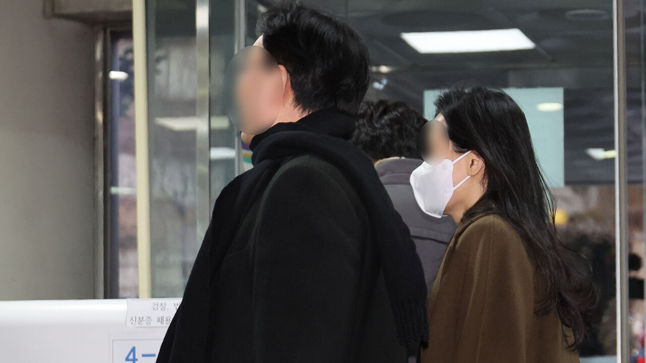 서울중앙지법에서 열린 구속 전 피의자심문에 출석하고 있는 전 이재명 대선캠프 관계자 2명