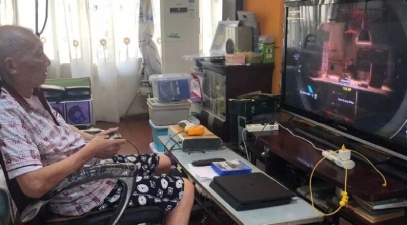 양 할아버지가 게임을 즐기고 있는 모습. 그는 오후 3시부터 저녁 6시까지 하루에 딱 3시간 게임을 하며 규칙적인 생활을 이어가고 있다.