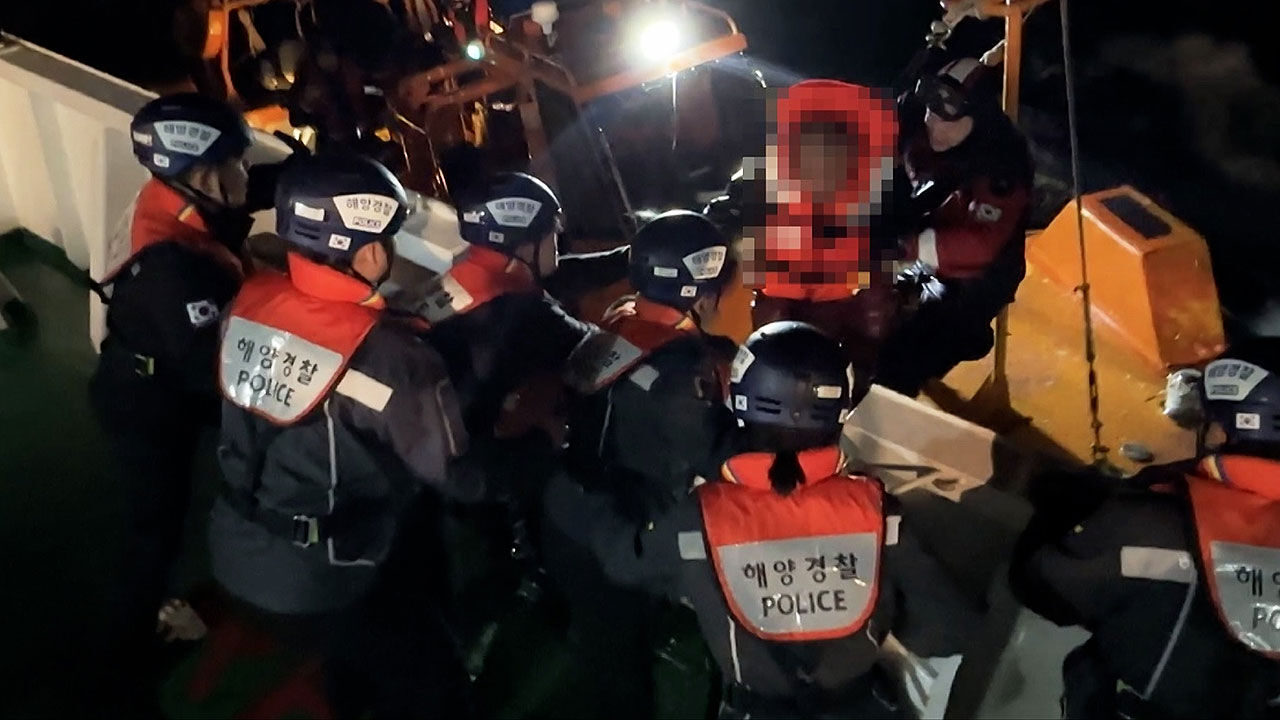 통영 홍도 인근 해상서 어선 화재..승선원 7명 구조