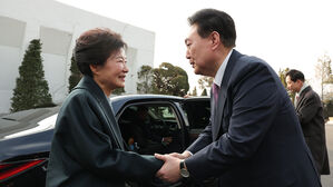 윤 대통령, 박근혜 전 대통령에 전화해 "생신 축하드린다"