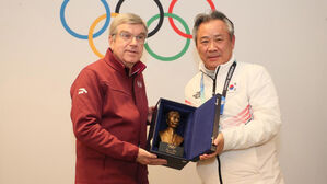 이기흥 대한체육회장, IOC 위원장 특별상 받아