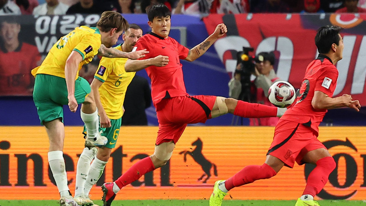2023 아시아축구연맹(AFC) 아시안컵 8강전 한국과 호주의 경기. 김민재와 김영권이 호주 브루노 포르나롤리의 슛을 막고 있다. (사진=연합뉴스)