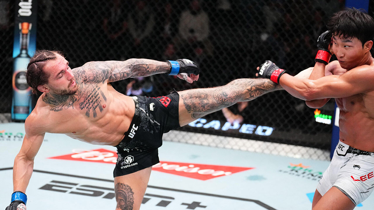 상대 킥을 방어하는 이정영(오른쪽) 