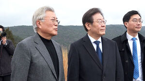 민주 강성 지지층 '문 전 대통령 탈당 요구'&hellip;이재명 "분열 안돼"