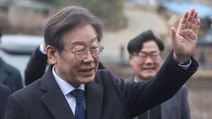 이재명, 텃밭 광주서 현장 최고위&hellip;5&middot;18 묘지도 참배