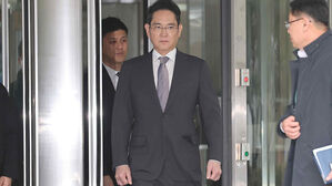 '경영 족쇄' 풀린 이재용, '뉴삼성' 위한 대규모 투자 속도 낼까