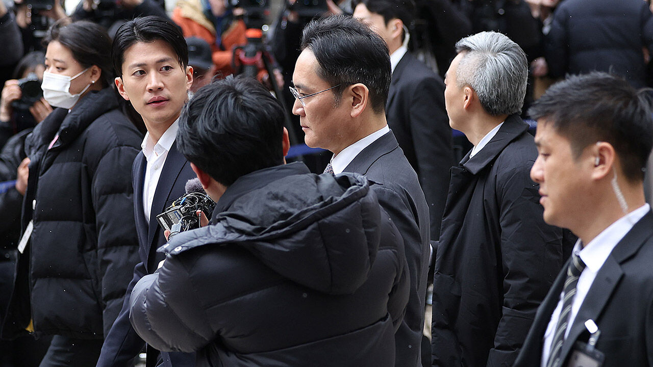 1심 선고 공판이 끝난 뒤 청사를 나서는 이재용 삼성전자 회장 (사진=연합뉴스)