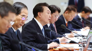 윤 대통령 "의사 인력 확대는 늦출 수 없는 시대적 과제"
