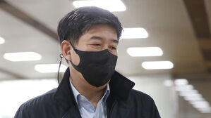 검찰, '중진공 이사장 의혹' 백원우 전 비서관 참고인 조사