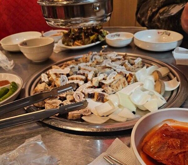 지난 2일 외출을 나온 군인들에게 "나라 지키느라 수고가 많다"며 흑오겹살을 서비스로 제공한 막창집 주인. 