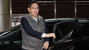 '1심 무죄' 이재용 출국&hellip;설 연휴 글로벌 현장 경영
