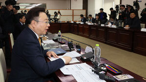 '파업 카드' 쥔 의사 반발에 의대 증원, 27년이나 걸렸다