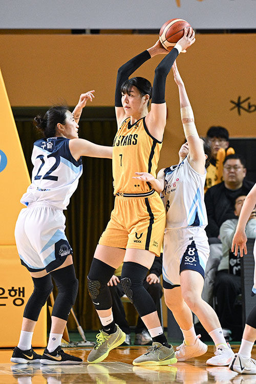7일 신한은행 전에서 리바운드를 따내는 KB 박지수(가운데) (사진=WKBL 제공, 연합뉴스)