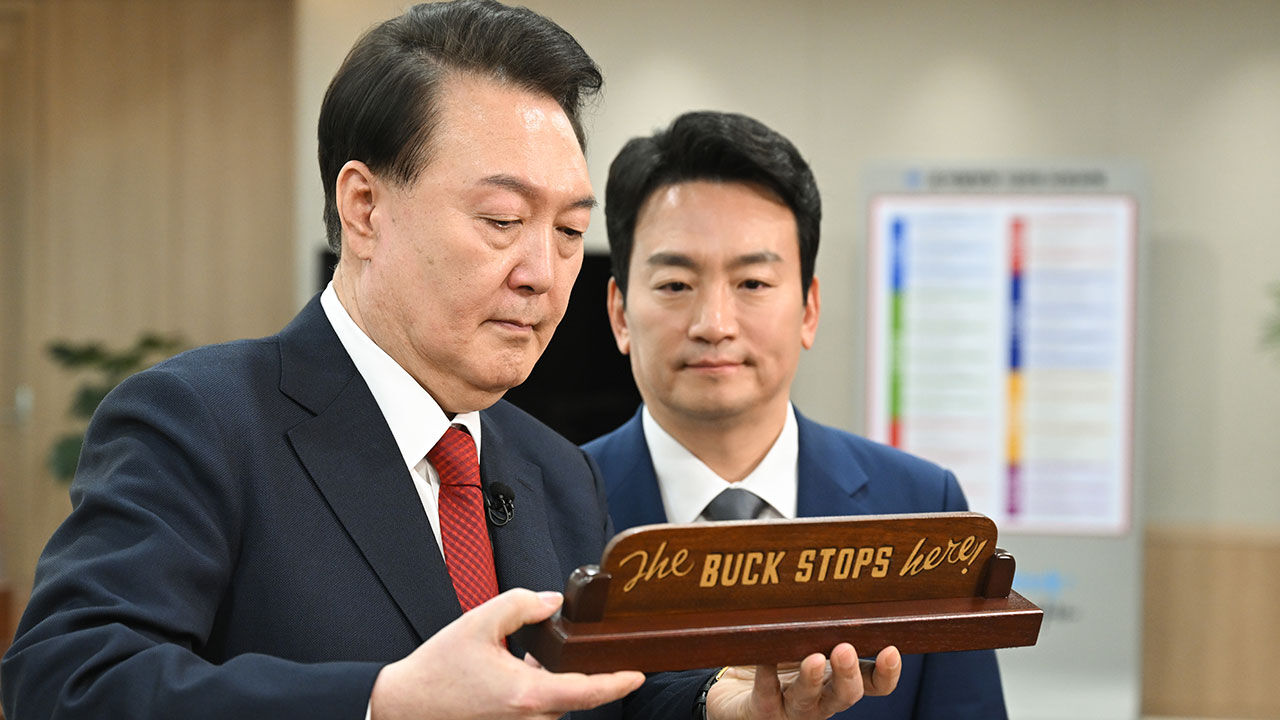 'The BUCK STOPS here!' 명패 소개하는 윤석열 대통령 (사진=대통령실 제공, 연합뉴스)