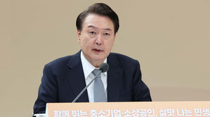 윤 대통령 "소상공인 &middot; 자영업자 재기 위해 정책 총동원"