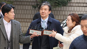 조국, '입시 비리 &middot; 감찰 무마' 2심도 징역 2년&hellip;법정구속은 면해