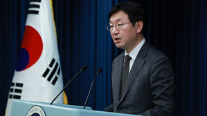 대통령실, 의료계 자제 요청&hellip;"업무개시명령 &middot; 면허 취소도 검토"