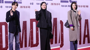 [SBS Star] PHOTO COLLECTION: Actors Come to the 'Dead Man' VIP Premiere with Big Smiles