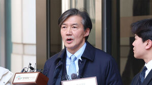 조국, 정치 참여 선언&hellip;"새로운 길 가겠다"