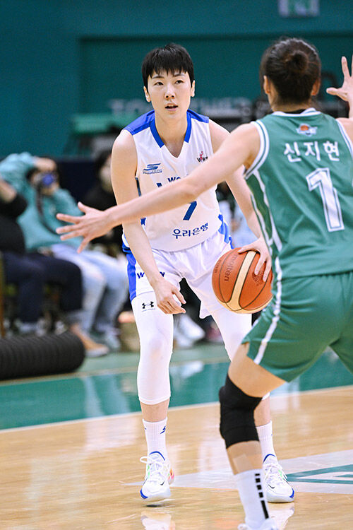 8일 하나원큐와 경기에서 공격을 시도하는 우리은행 박혜진 (사진=WKBL 제공, 연합뉴스)