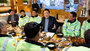 윤 대통령, 환경공무관들과 떡국 조찬&hellip;"여러분 안전이 제일 중요"