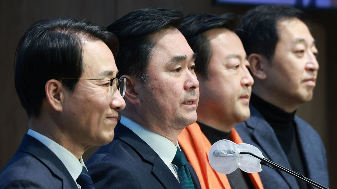 원칙과상식 이원욱 의원, 새로운선택 금태섭 공동대표, 개혁신당 김용남 정책위의장, 새로운미래 김종민 공동대표가 합당에 합의했다고 기자회견을 하고 있는 모습 (사진=연합뉴스)