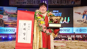 문경시청 김보경, 설날장사씨름대회서 통산 8번째 한라장사 등극