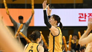 여자농구 KB, 라이벌 우리은행 제압&hellip;정규리그 우승까지 1승 남았다!