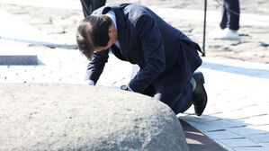 노무현 묘역 참배한 조국&hellip;"검찰 독재 종식 불쏘시개 되겠다"