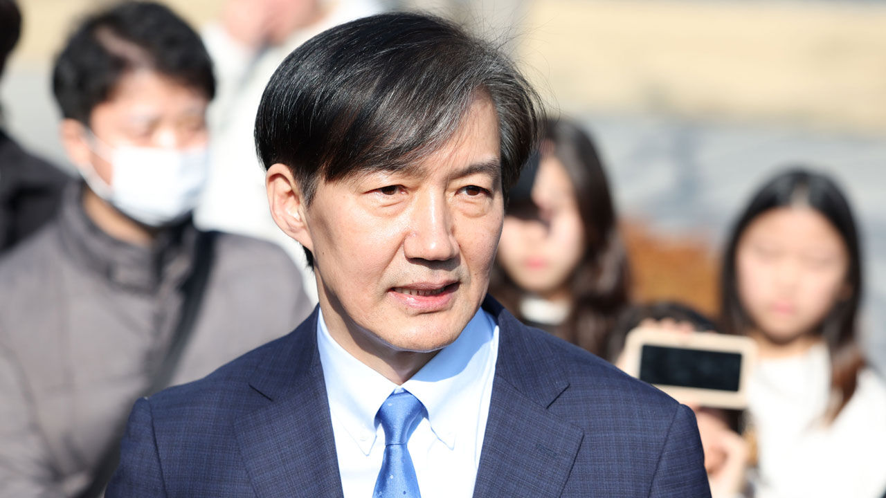 설 연휴 마지막 날인 12일 오후 경남 김해시 진영읍 봉하마을 고(故) 노무현 전 대통령 묘역을 참배 후 취재진과 질문에 답하고 있다. (사진=연합뉴스)