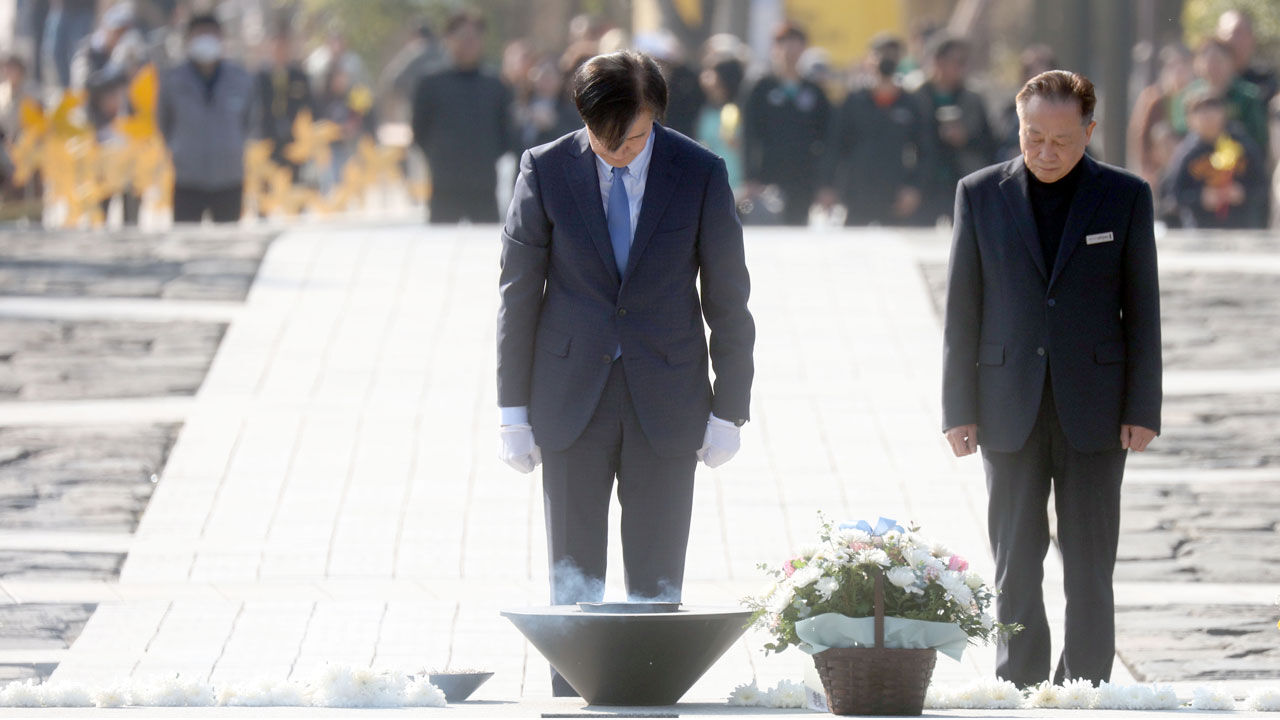 조국 전 법무부 장관이 설 연휴 마지막 날인 12일 오후 경남 김해시 진영읍 봉하마을 고(故) 노무현 전 대통령 묘역을 참배하고 있다. (사진=연합뉴스)